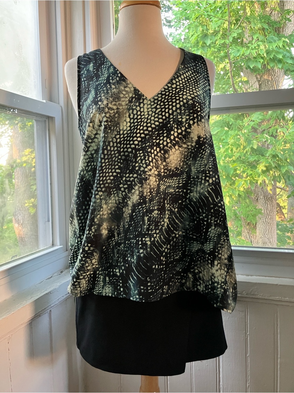 Sleeveless V-Neck Print Tunic in Blue Snakeskin Print